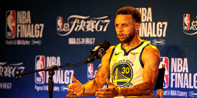 库里赛后采访谈论总决赛G7失利表情严肃